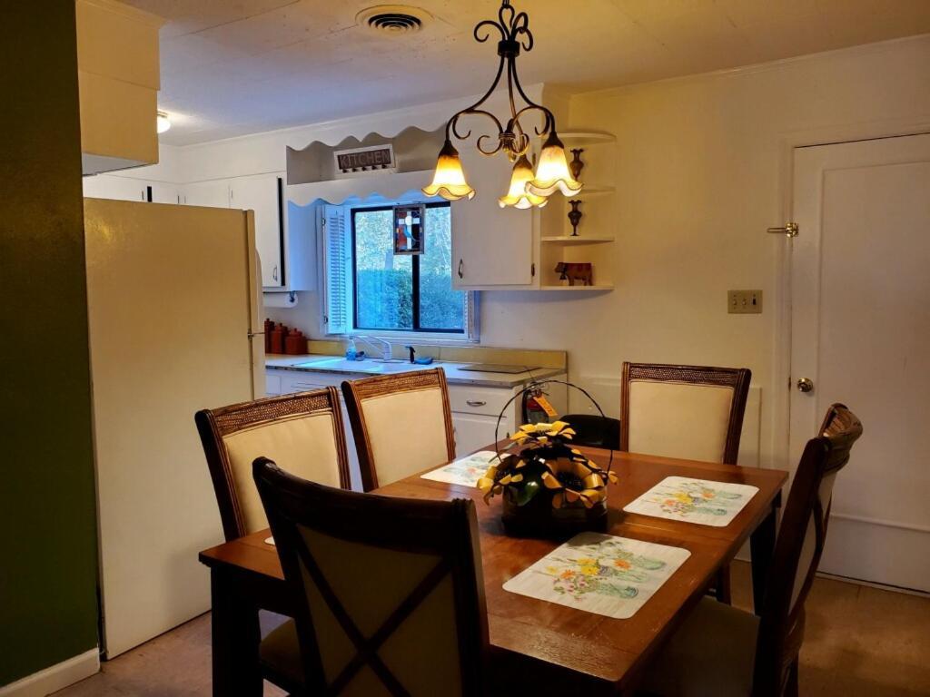 Meadowlark Motel With Restaurant & Bar 매기 벨리 외부 사진